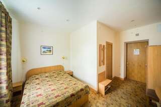 Гостиница Украина Симферополь Улучшенный двухместный номер с 1 кроватью или 2 отдельными кроватями-4