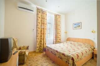Гостиница Украина Симферополь Улучшенный двухместный номер с 1 кроватью или 2 отдельными кроватями-3